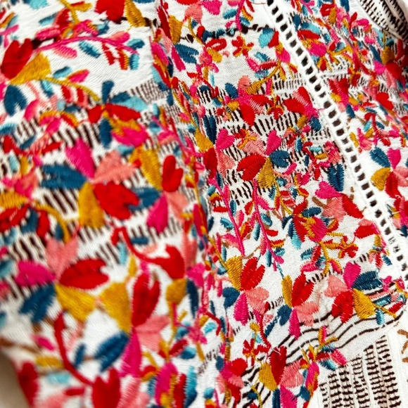 SAVANNA JANE Double Take 2 Floral Embroidery Top Size Medium - Picture 9 of 14